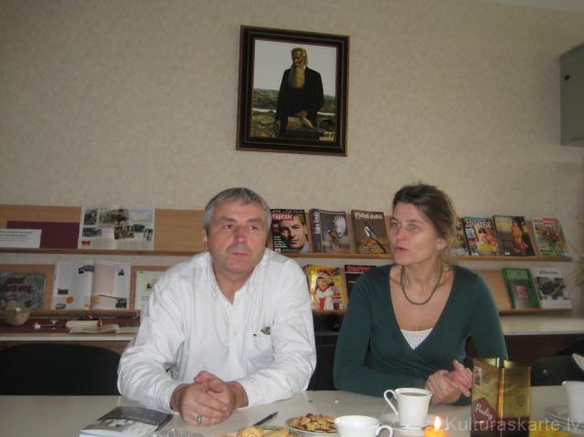 Sarunās par latviskajām tradīcijām skolas lasītavā Iveta un Vidvuds Medeņi.